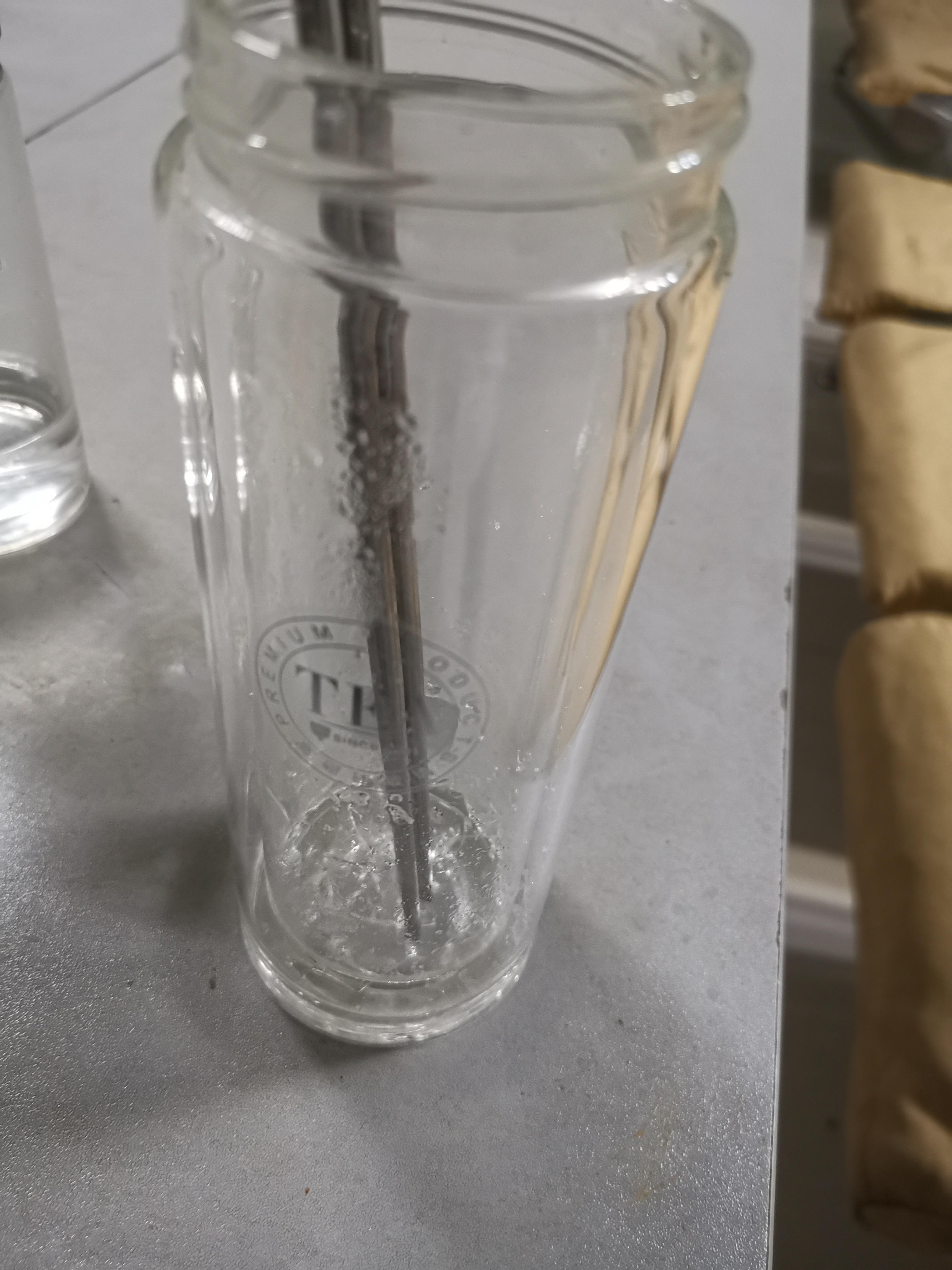 打算给筷子消个毒，刚一放进去，双层保温杯就爆了。唉忘了，钢化玻璃怕锐器，哪怕很小