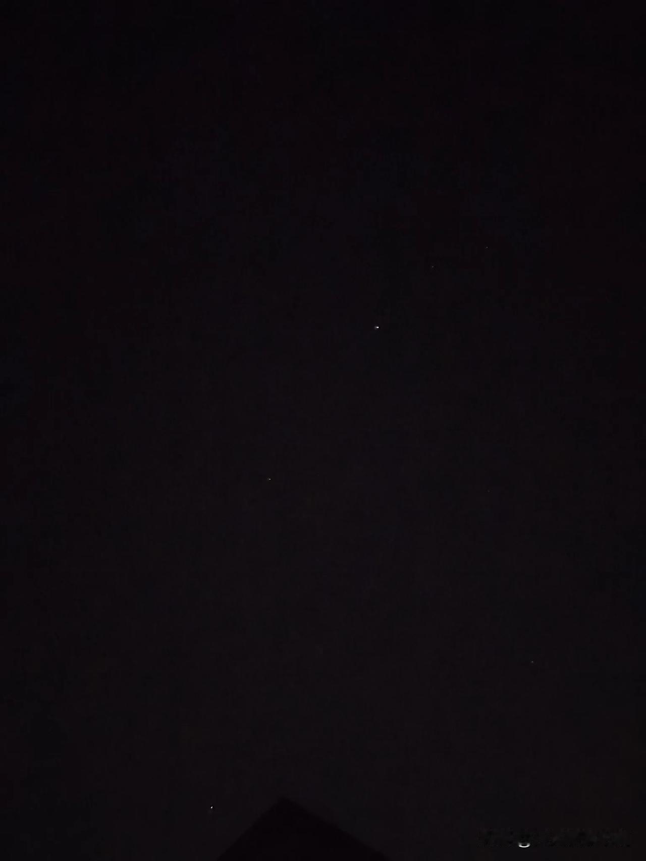 孩子上学太辛苦了。

现在才小学，早上七点半送到学校，晚上六点半放学，回家还要写