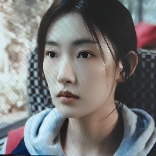 央视热播剧《交锋》里林看山这个狡诈多疑的间谍，为了摸清锦兰的真实身份，拉着金丽娜