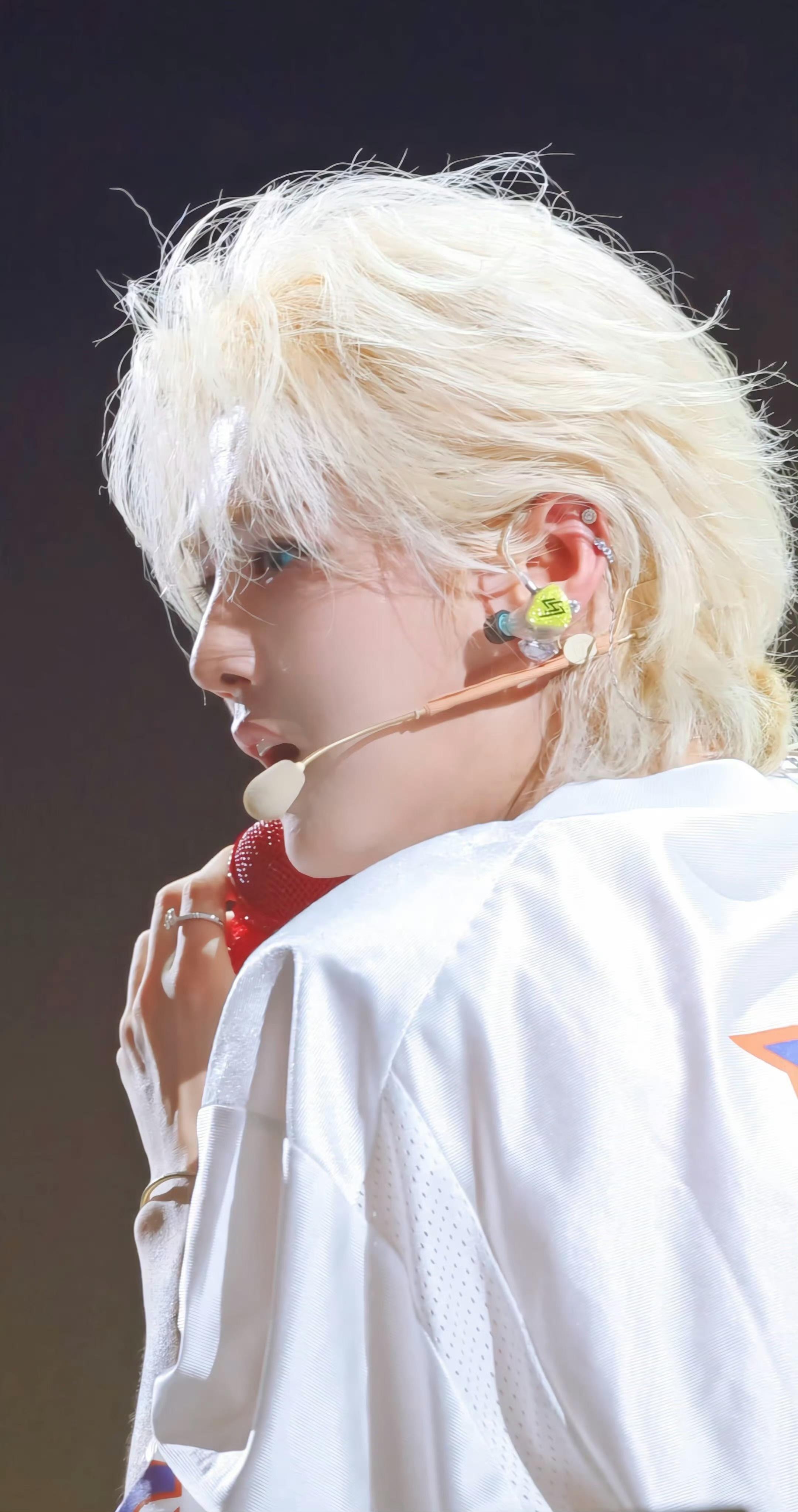 鹿晗 下家粉是太久没来看鹿神美貌所以想来看看？？？贡献一张不客气哈下次不准来了 