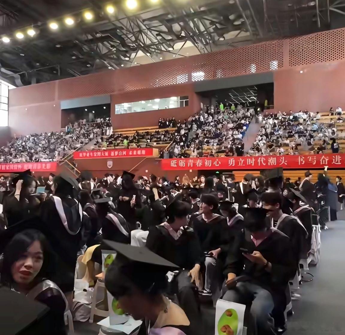 老板悄悄带实习生回校参加毕业典礼这老板太懂了！随口一句牢骚他能记在心里，还亲自开