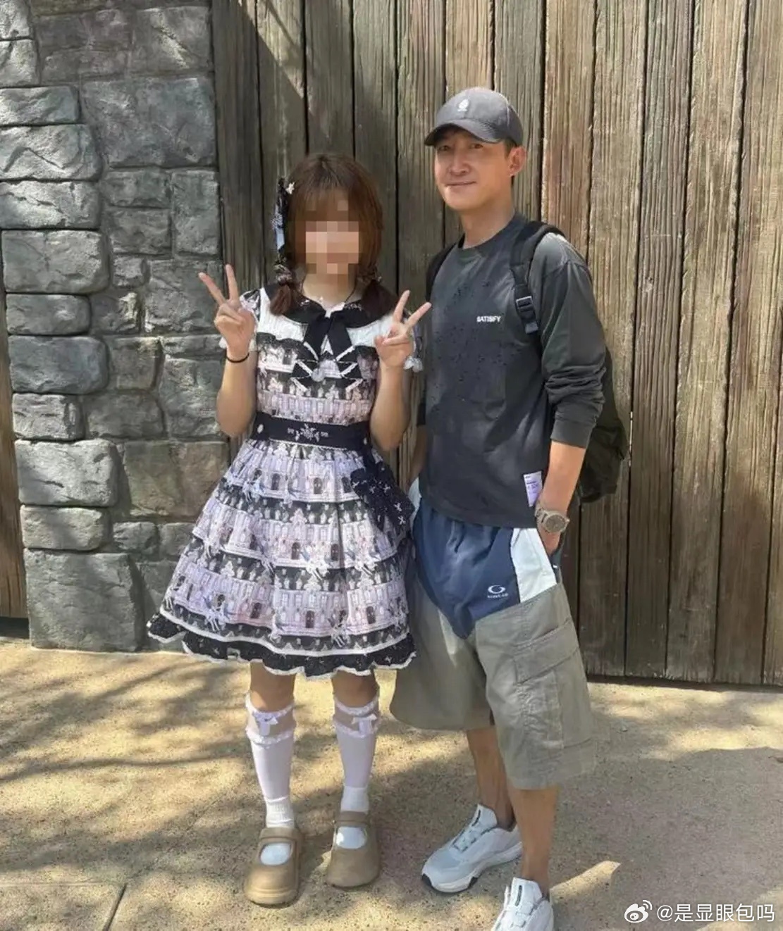 王阳和妻女香港度假，被认成韩庚微笑配合拍照，俩人真不是表兄弟。 ​​​