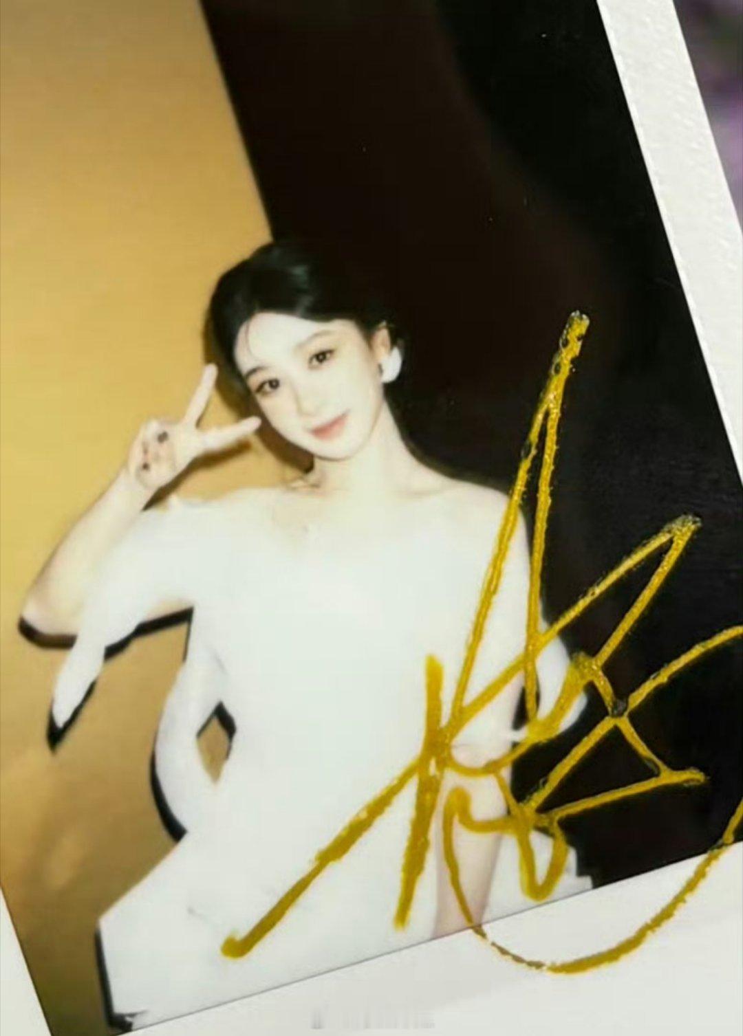 杨紫今日份直播妆造预告，拍立得照片来了，还带签名的那种呢，下山后的第二场直播要来