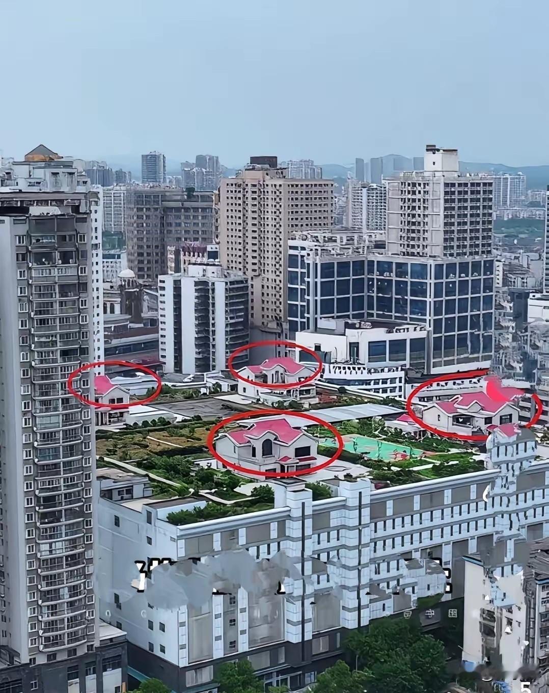 湖南株洲一商场楼顶盖4套别墅，还有蓝球场，跑道，绿化，游乐设施齐全，商场产权属于