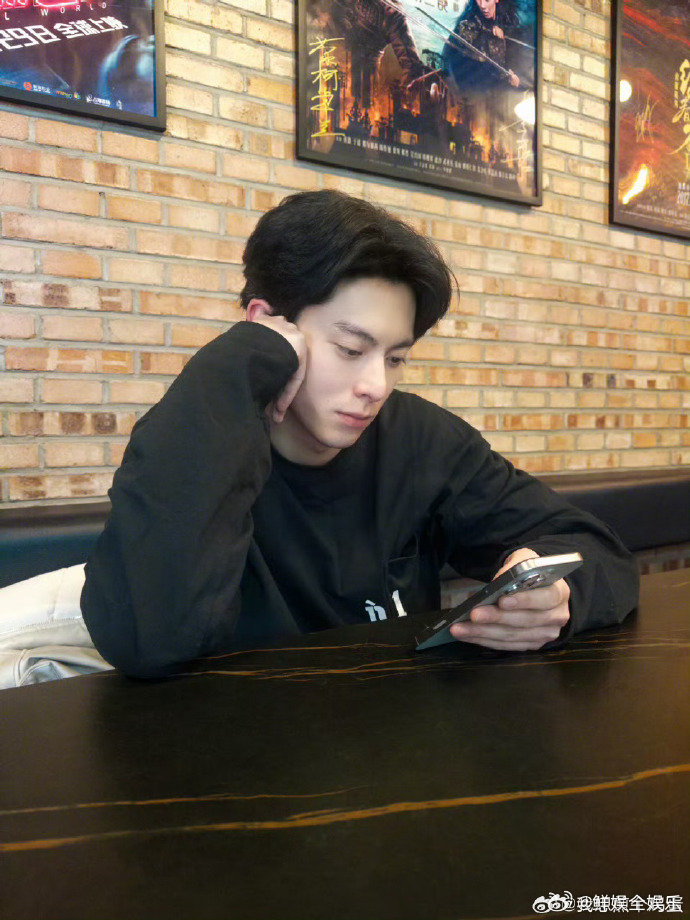 谁给王鹤棣拍的照这组照片看得人心情都变好，沈月太会拍帅哥了。亲爱的客栈