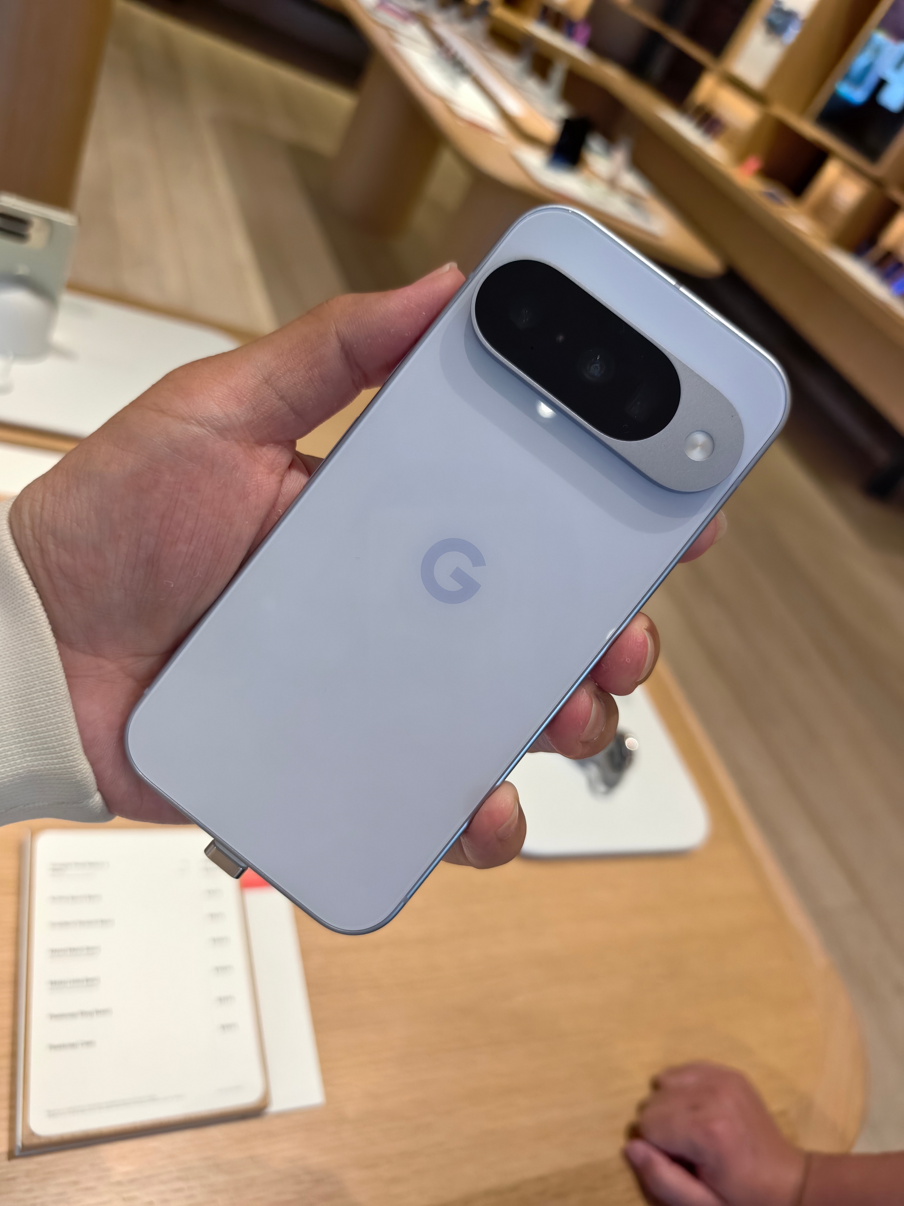 Google Pixel 10 Pro，真机手感很像 iPhone 的数字系列啊