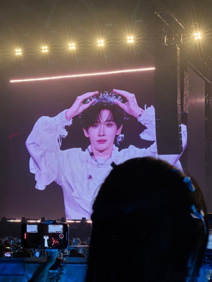 轻轨上的小纸条见证了余宇涵的成长真的会谢！这种养成系的快乐谁懂啊！从青涩小孩到舞