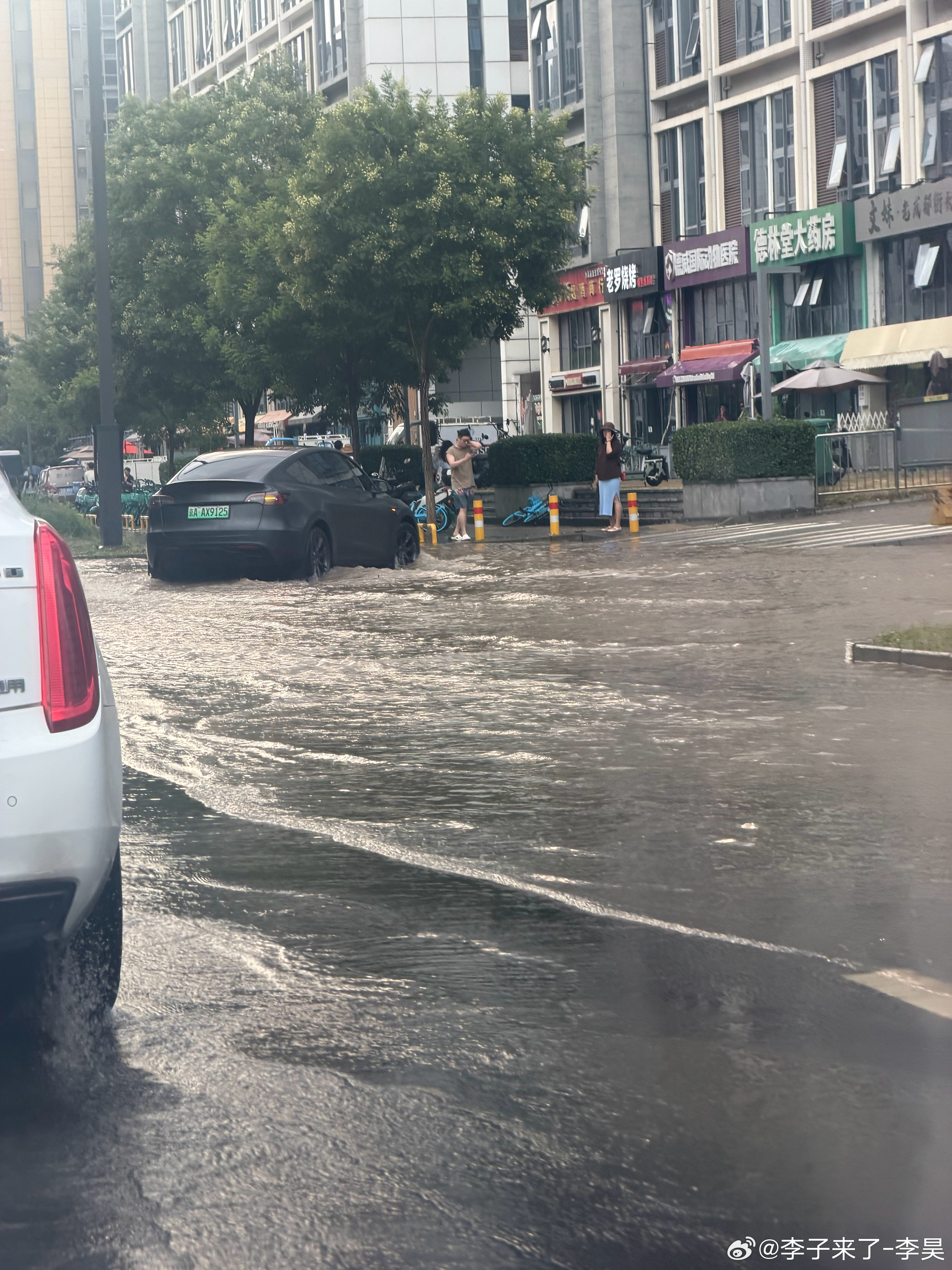 北京暴雨 我特么二逼吧街上跟大海一样我开个敞篷车上街？？？？ 