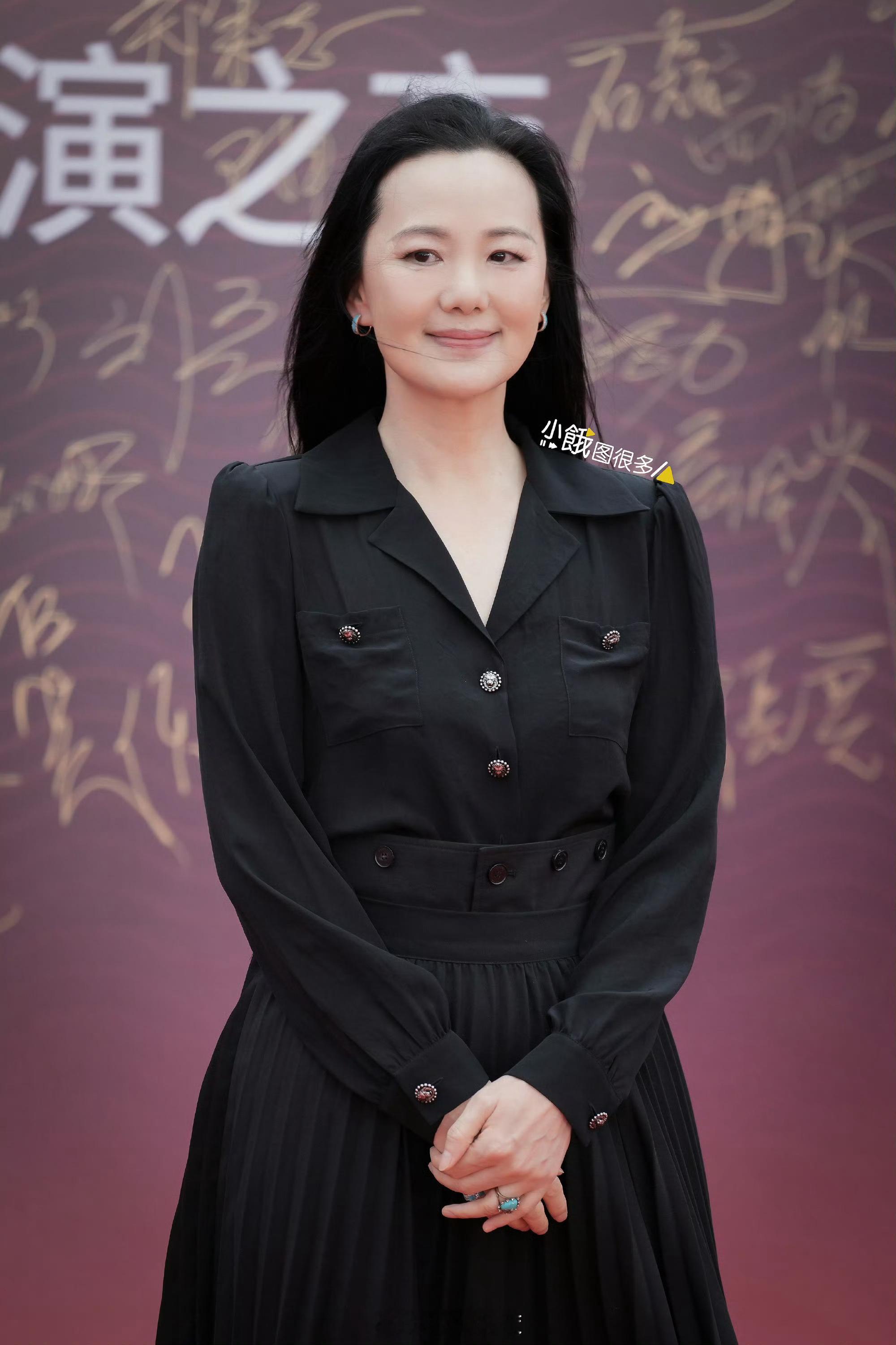 咏梅顶级地母系美人无需璀璨华服，她站着便是沃土。眼波流转间化开岁月冰棱，将镜头与