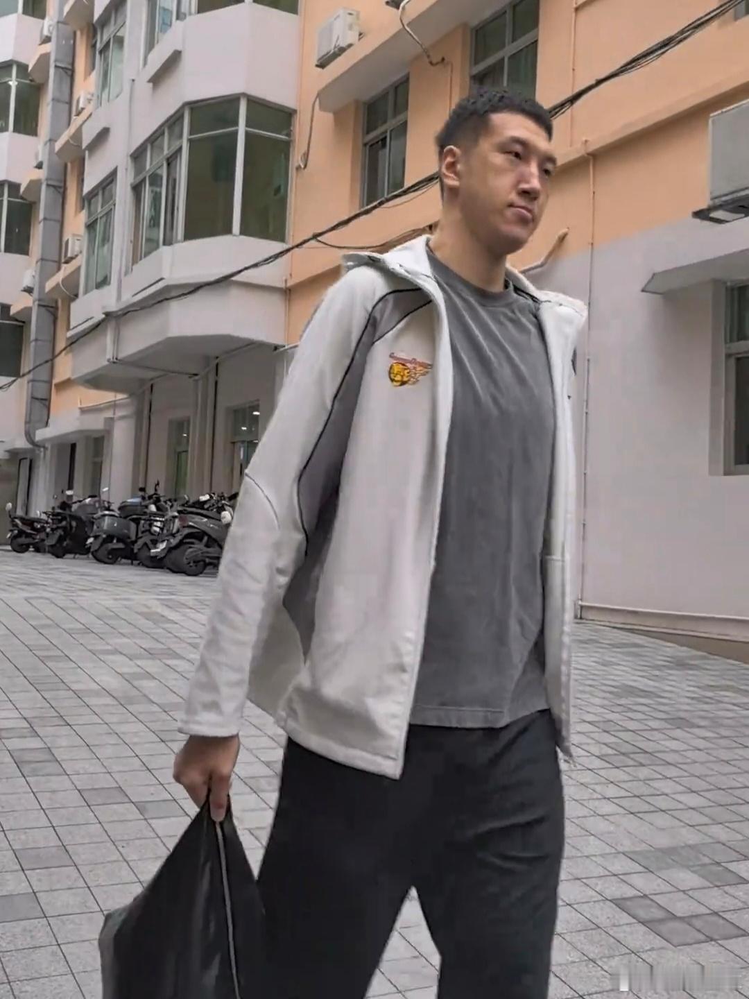 广东男篮一大早出发前往北京，球队季后赛八强战首场对决明天正式开打，纸面实力上咱们