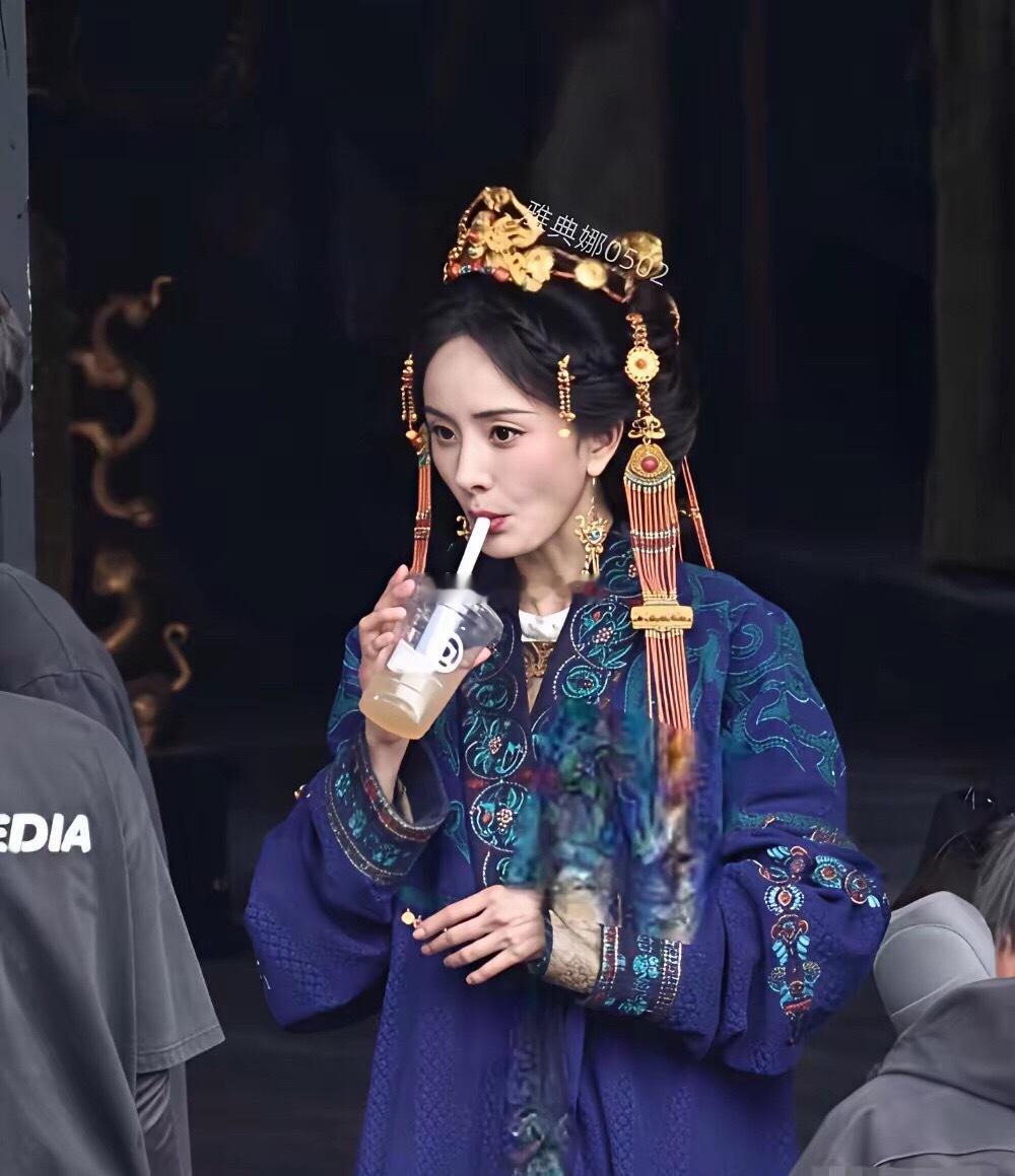 杨幂新剧瘦得都嗦腮了，虽然瘦了显得凌厉霸气，但年龄感也上来了 