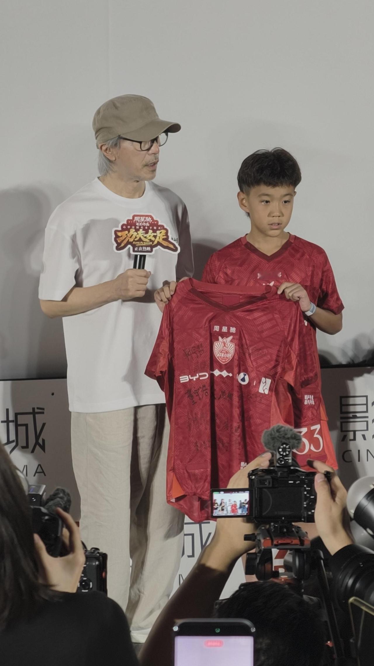 星爷路演和足球少年聊天好温柔今天是《功夫女足》正式上映第一天，非常火爆。在全球首