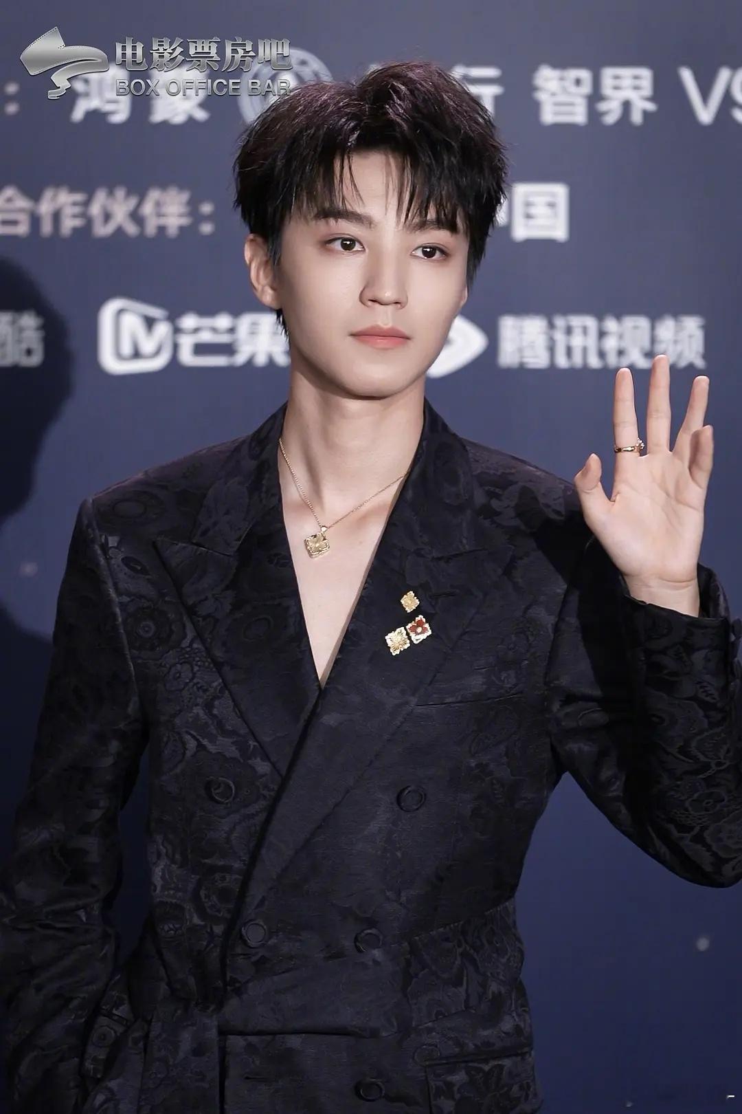 王俊凯帅得好震撼，今天微博电影之夜红毯生图，额滴神啊这个三字帅成啥了， 