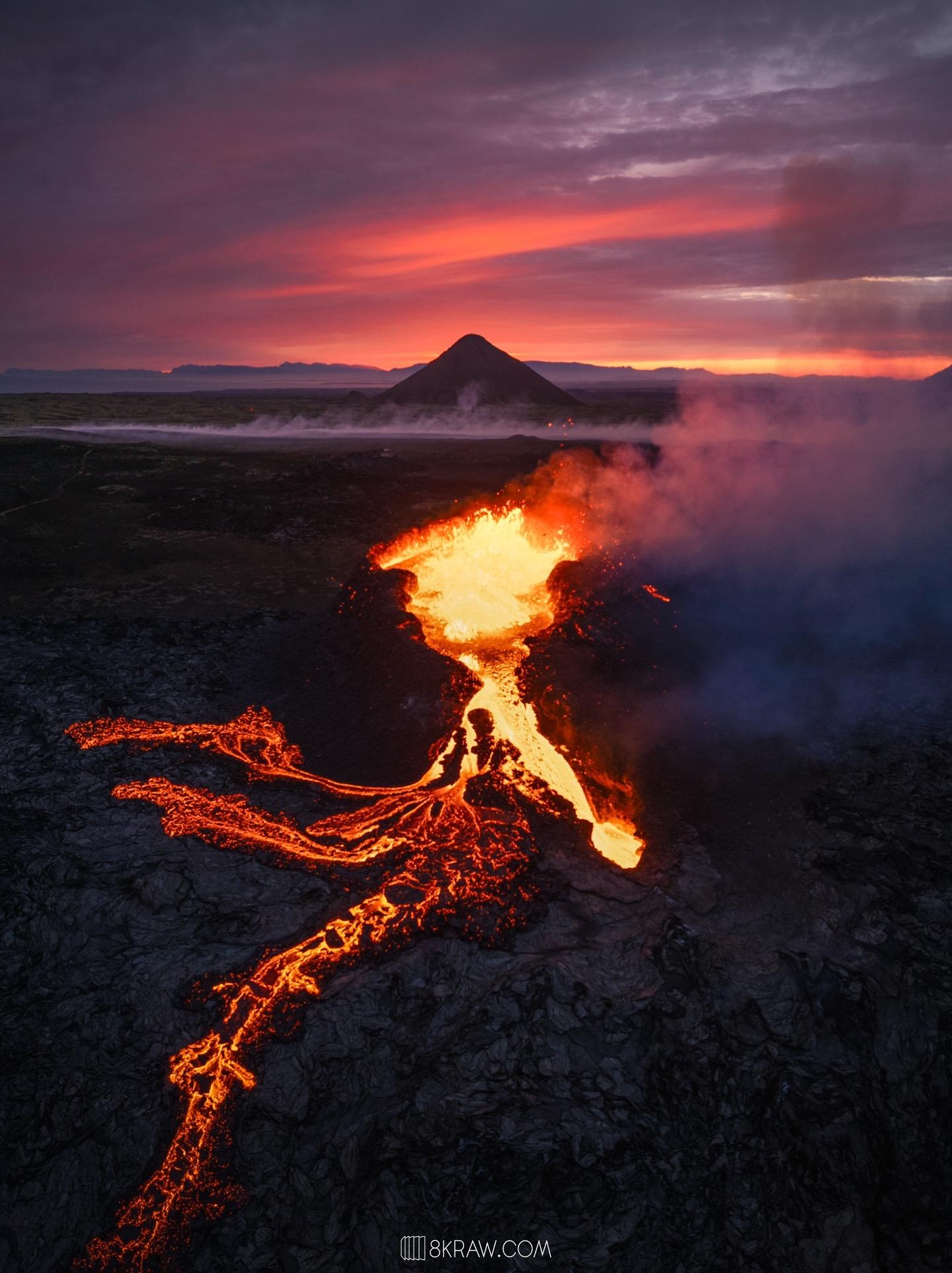 为拍摄冰岛的火山爆发，5天的时间，他独自一人、不分昼夜地追寻。  1月...
