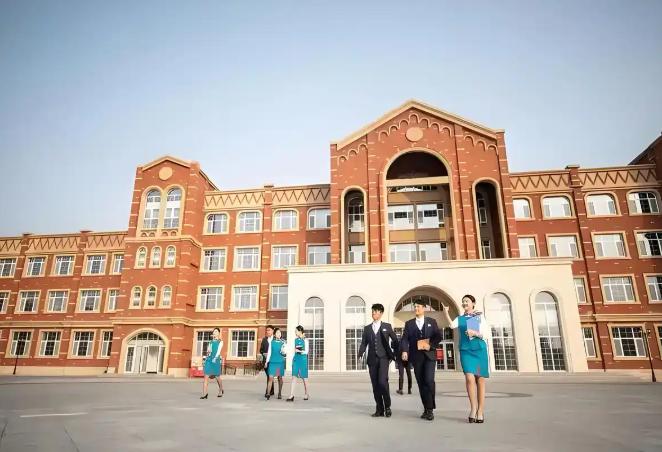 青岛这事儿也太让人唏嘘了一所民办职院今年招了800个新生，结果开学一周快600人