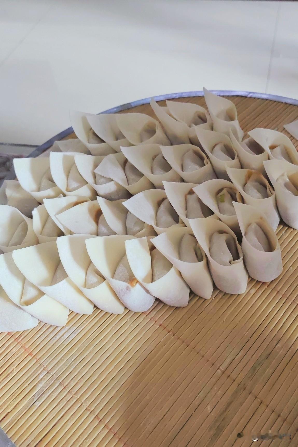 今天中午包馄饨吧，
简单营养又好吃。

买了1.5的馄饨皮，
2元小菠菜。

一