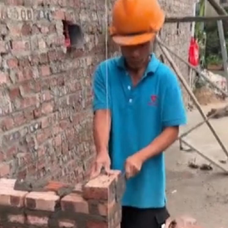 鉴于六叔在工地干活的态度和能力，小松决定给六叔涨工资和小叔一样多，这真是大得人心