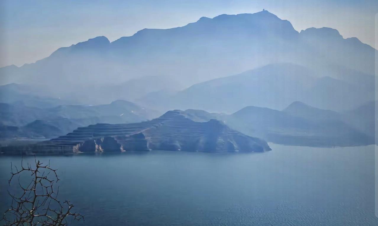 站在小浪底水库拍摄，对岸是河南，用一个什么词形容呢：层峦叠嶂，连绵起伏。友友们有