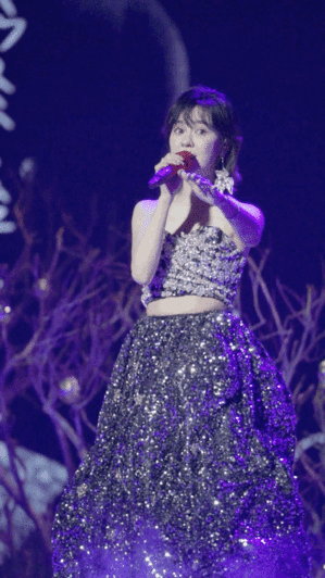 郁可唯钢丝球上长了个人 笑到停不下来！郁可唯演唱会穿blingbling战衣，自