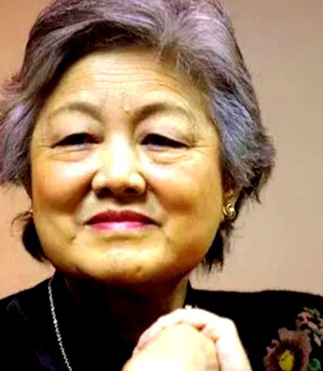 2008年，章含之因病与世长辞。当女儿正欲将母亲与乔冠华合葬时，一位护士走上前来