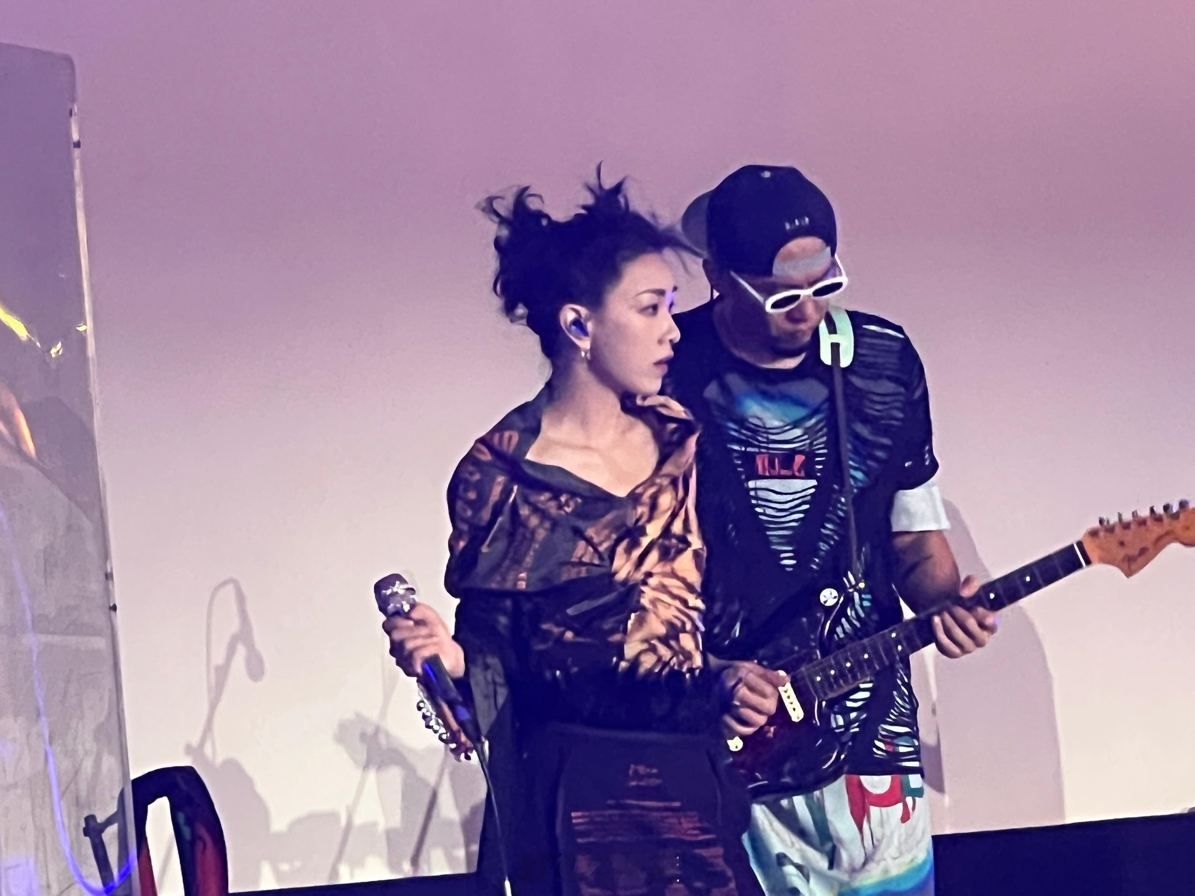 广场上大家都在看郭采洁和回春丹的演出，结果「涉过愤怒的海」美术宋晓杰老师站我前面