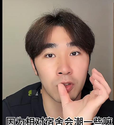 国乒在崇明封训，许昕悄悄来了。
闫安直播爆料：队伍刚到基地，昕哥就现身迎接。除湿