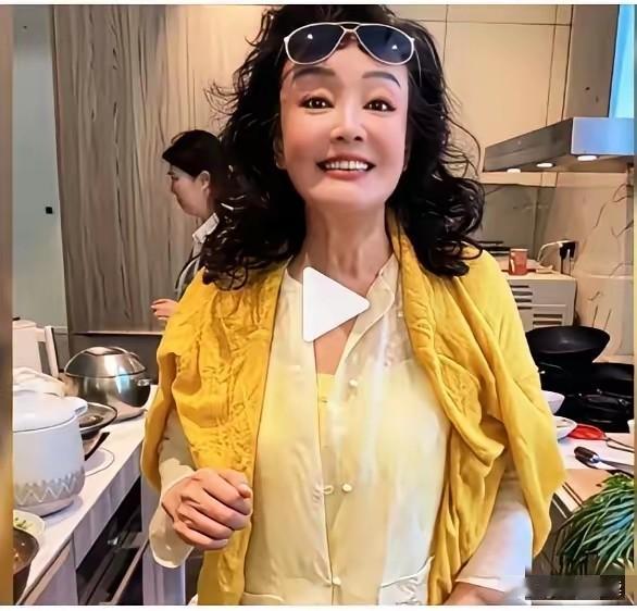 话说战兰为什么不给
马筱梅一家三口预留房间

汪公子和马筱梅从威海出差回来
战兰