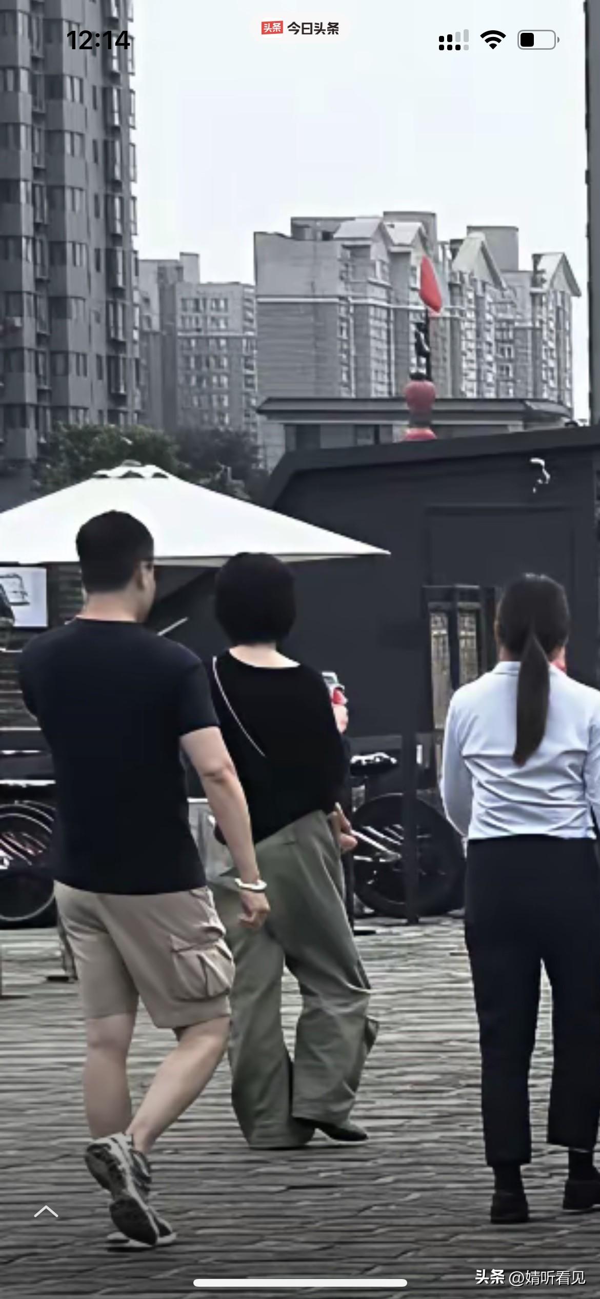 原来我还纳闷儿，王菲一个人在西安City walk，怎么一堆人跟着！

后来闺蜜