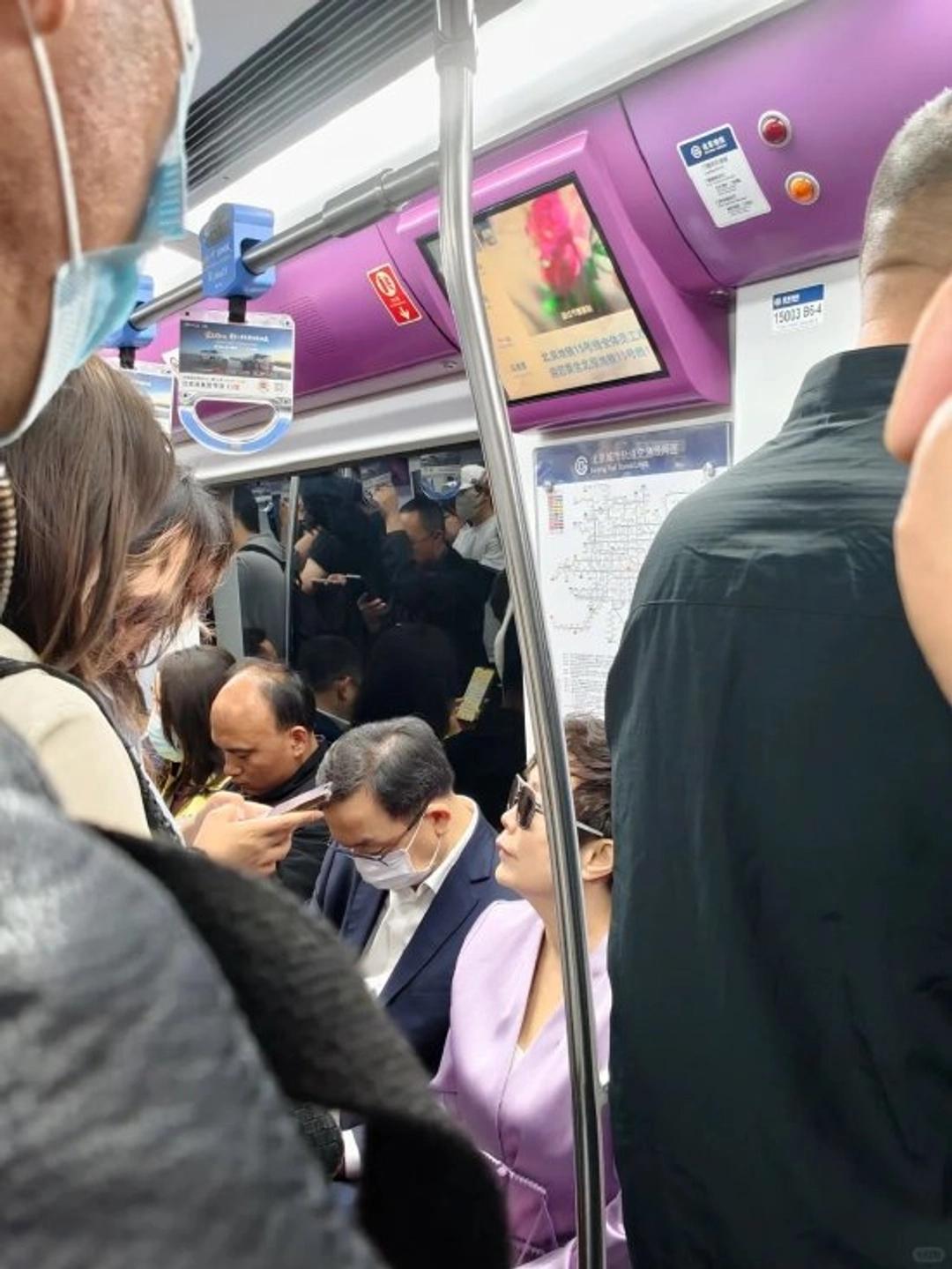 4月24日，北京车展首日，地铁15号线惊现“最牛乘客”。

比亚迪董事长王传福，