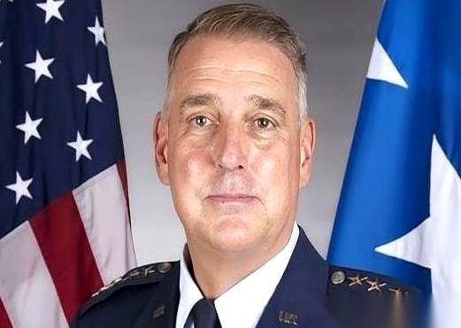 我跟你说，这事儿其实特简单。
过去几十年，我们一直在玩一个叫“忍”的游戏。不是怂