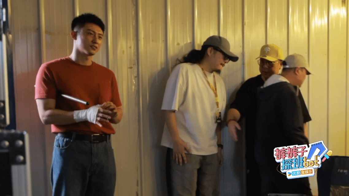 黄景瑜，“怂”了！

8月30日，黄景瑜突然冲上了热搜，只因为他一个大高个在张艺