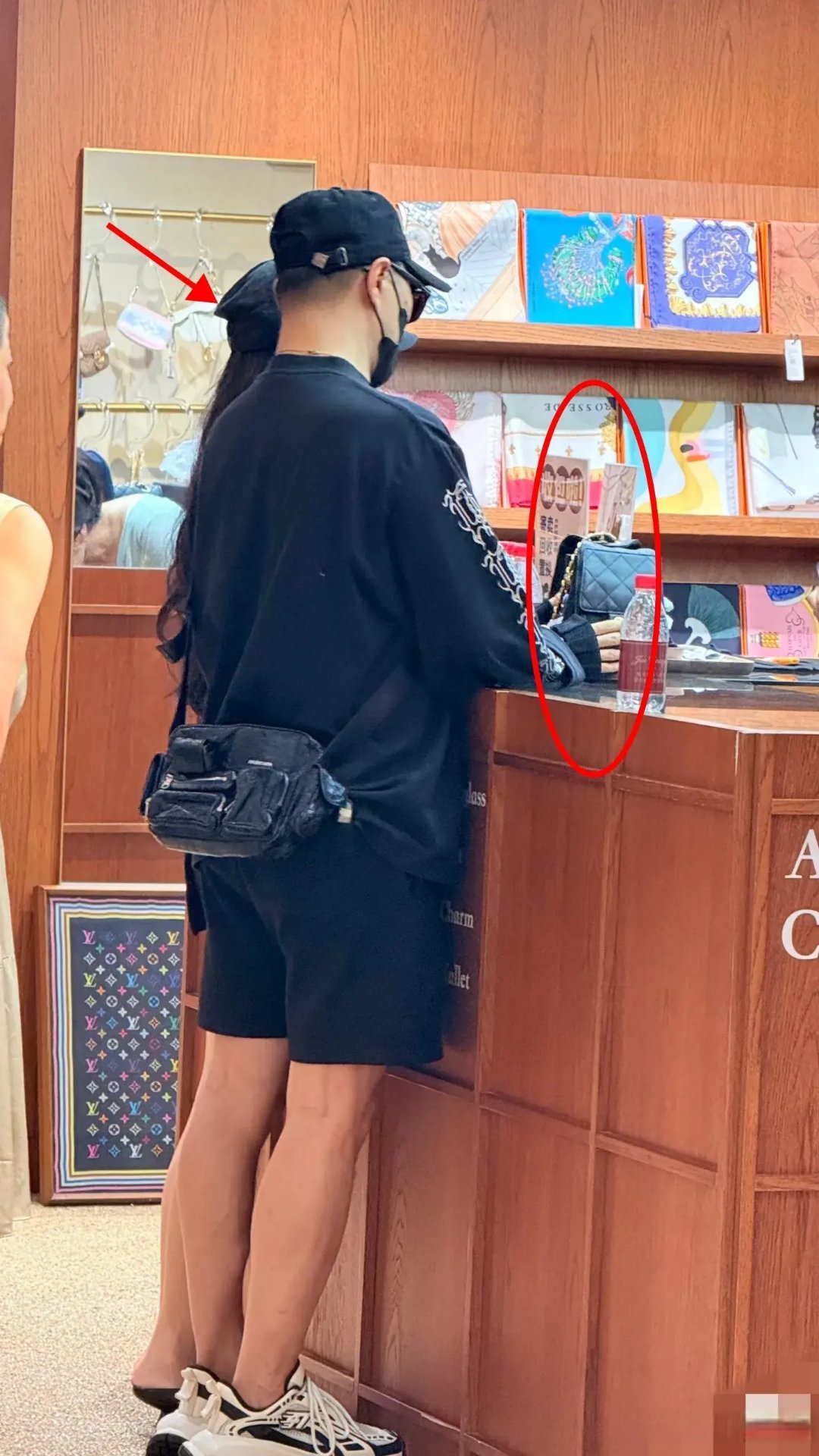 偶遇汪峰带女友森林北买二手包包，自己也背了个多年的旧包，这是消费降级了吗？ ​​