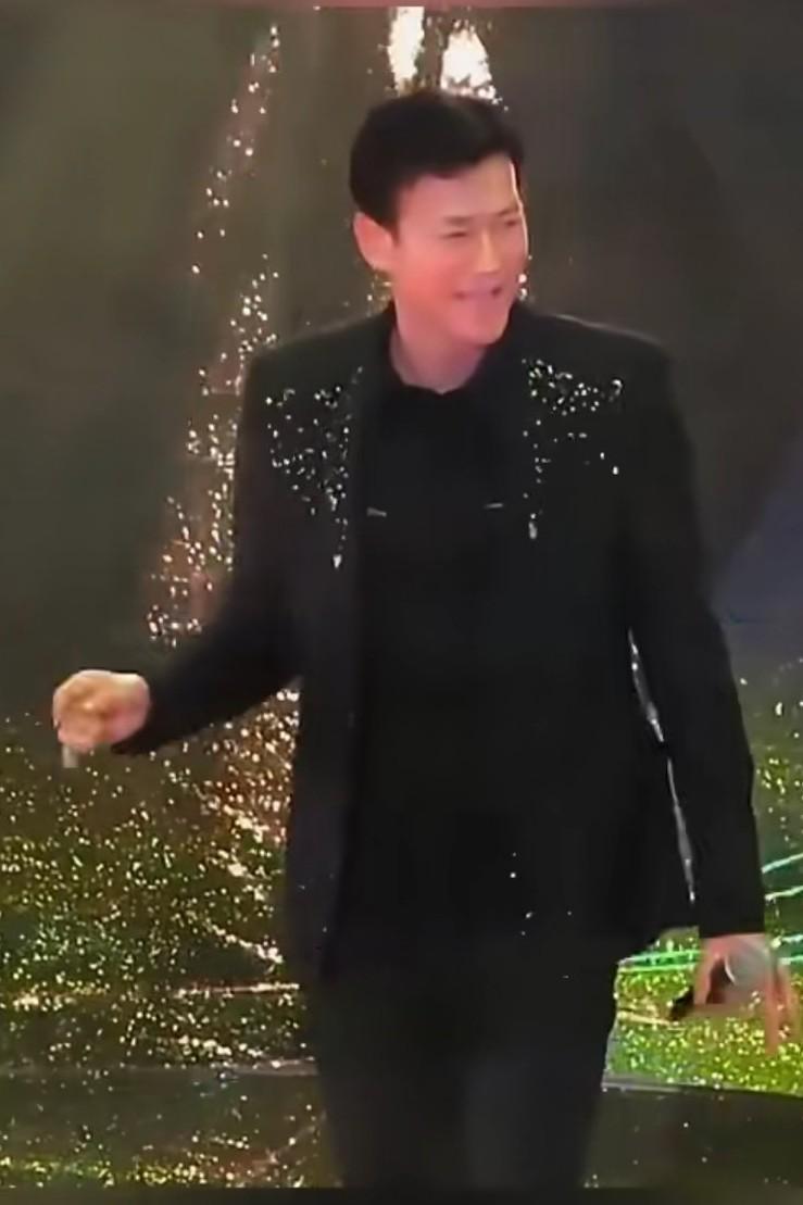 那个帅了一辈子的男人，现在已经70岁了，还是风采依旧，魅力依旧，太有范儿，太迷人