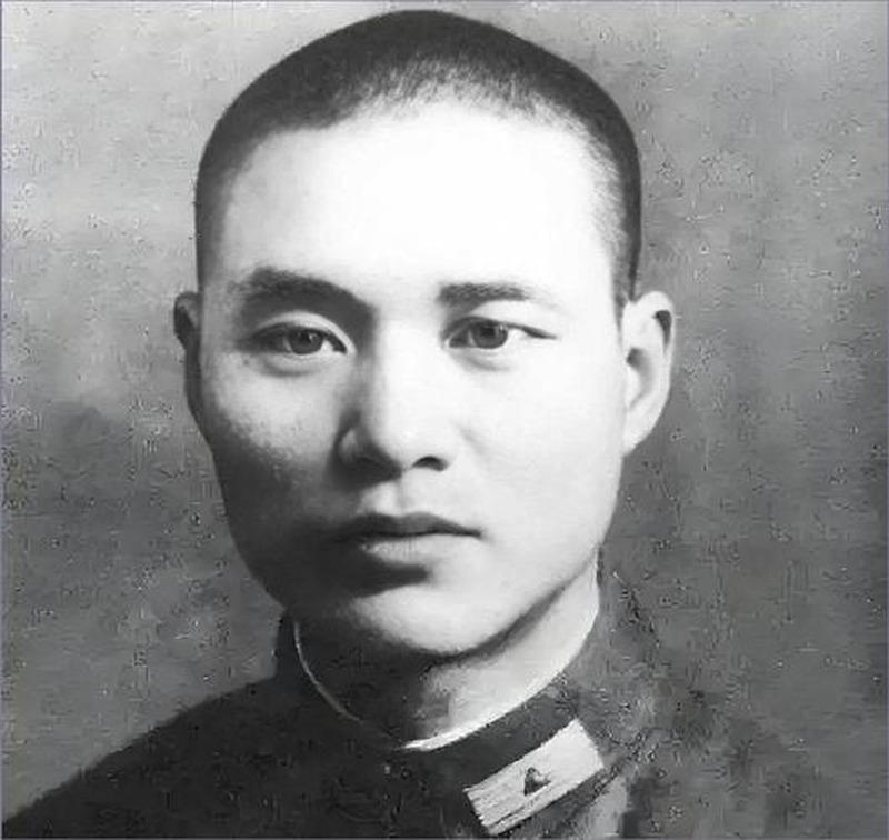 沈醉21岁就管着上海滩暗线，肩上却只挂一颗少尉军衔。

这不是笔误，是国民党军统