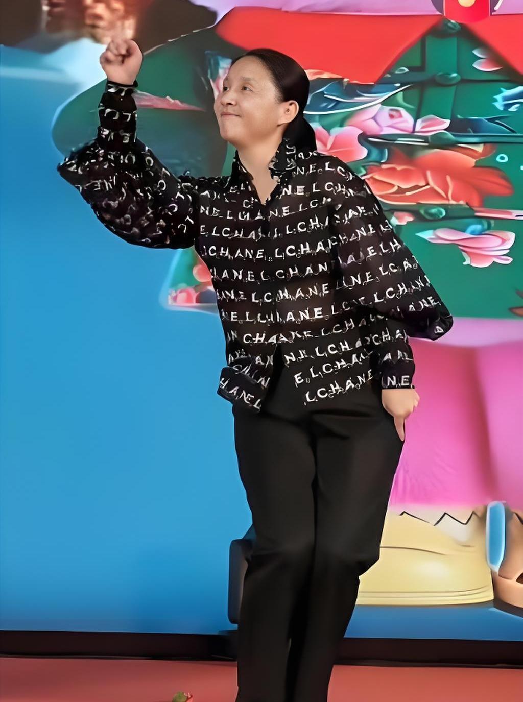 龙丹妮在年会上跳《Queencard》，我震惊了。
那个“内娱铁面老板”的形象，