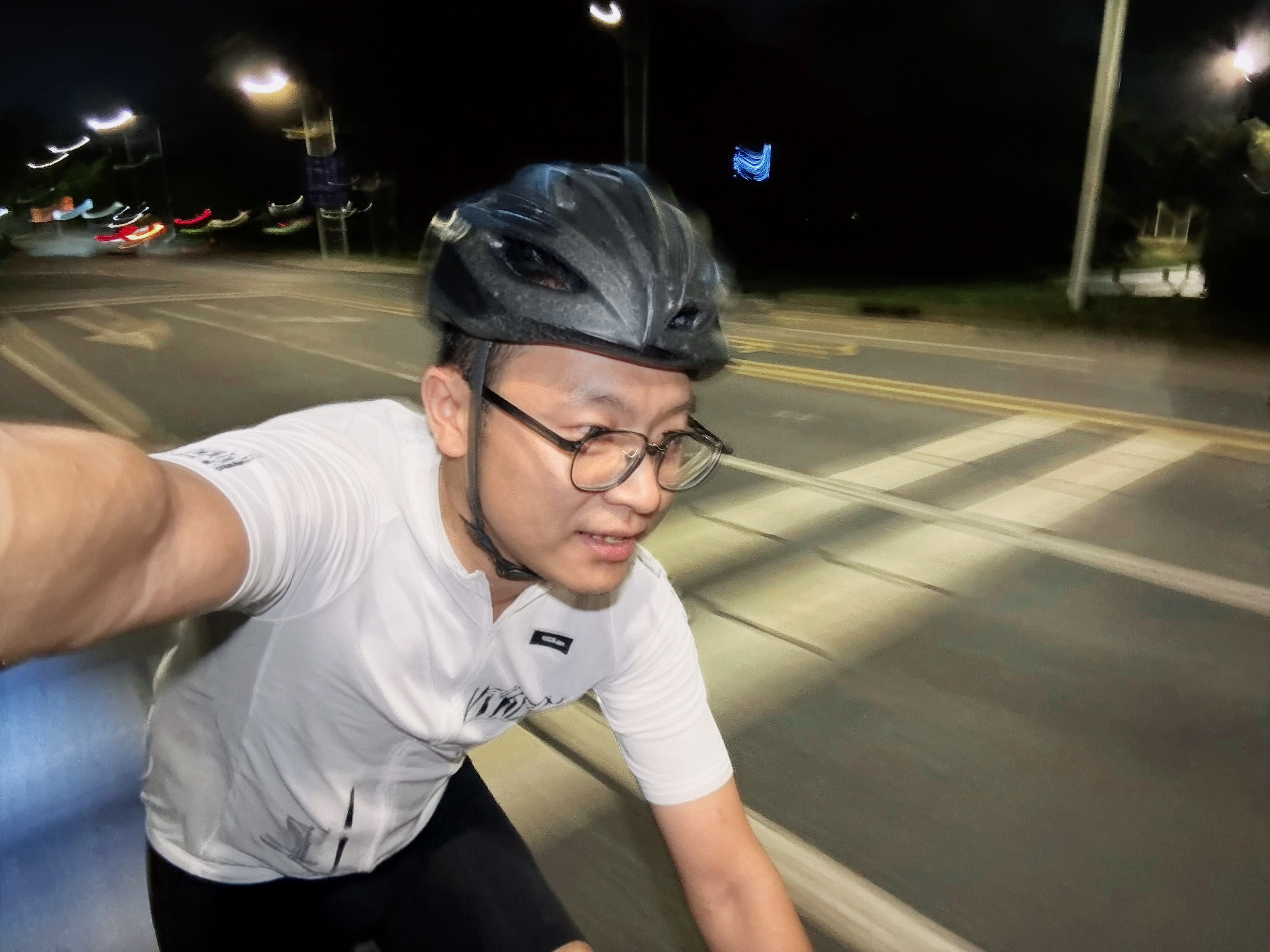 智驾做的时间久了，会不自觉认为，身边都是一群相信仍在迷雾中的目标，并为之不懈追求