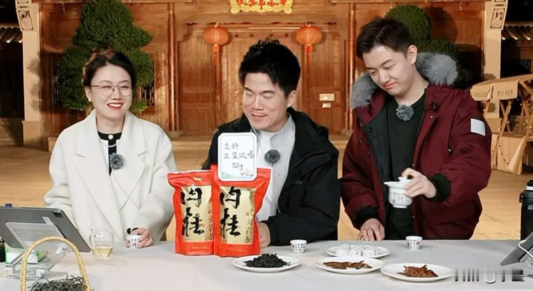 第一次见这么横的售后政策
365天无理由退换货，连运费都承担
今天董宇辉直播间的