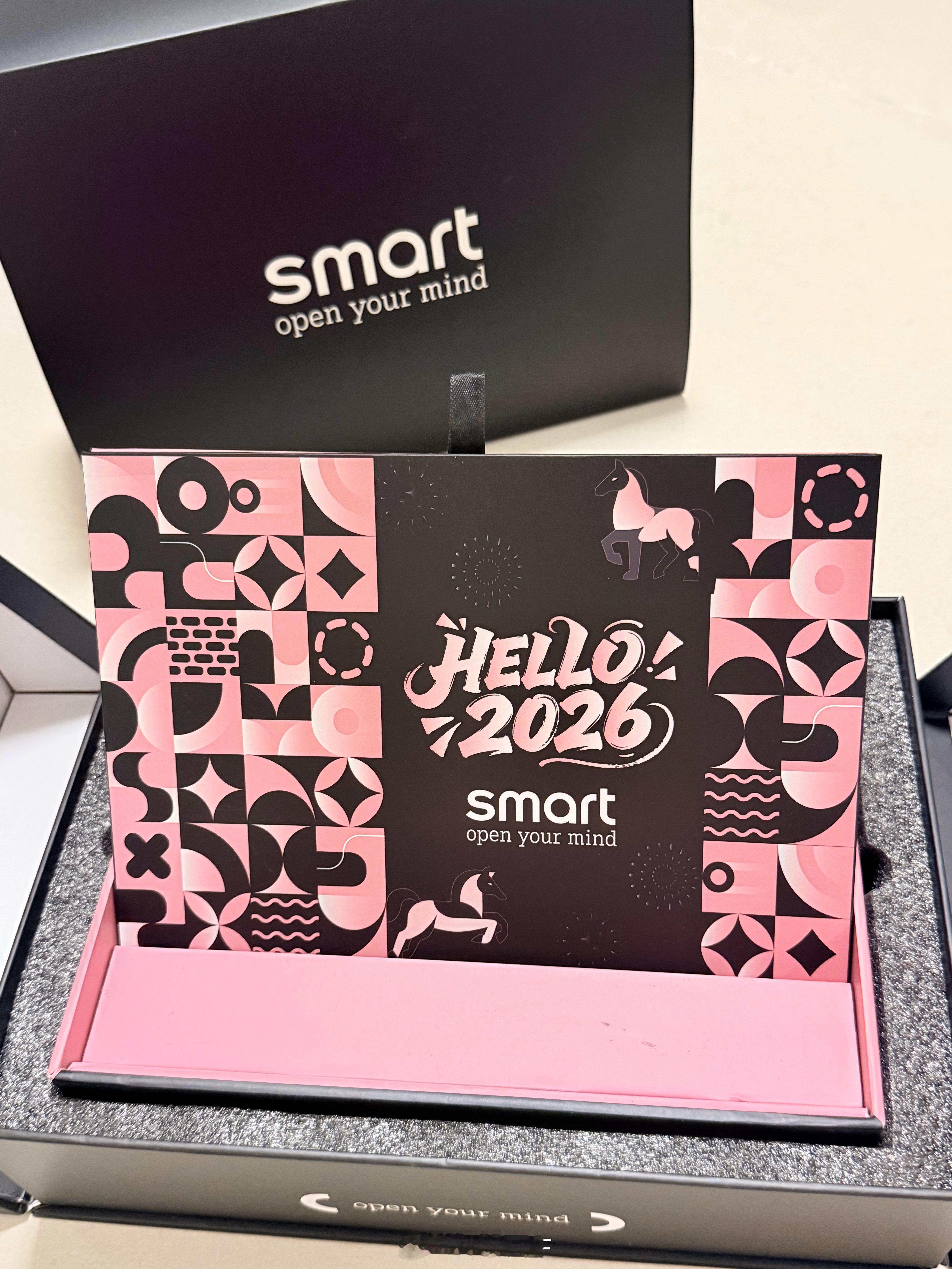 周中给大家抽个奖smart新年礼盒，包装老美丽了，里面是一个台历评论区抽一位家人