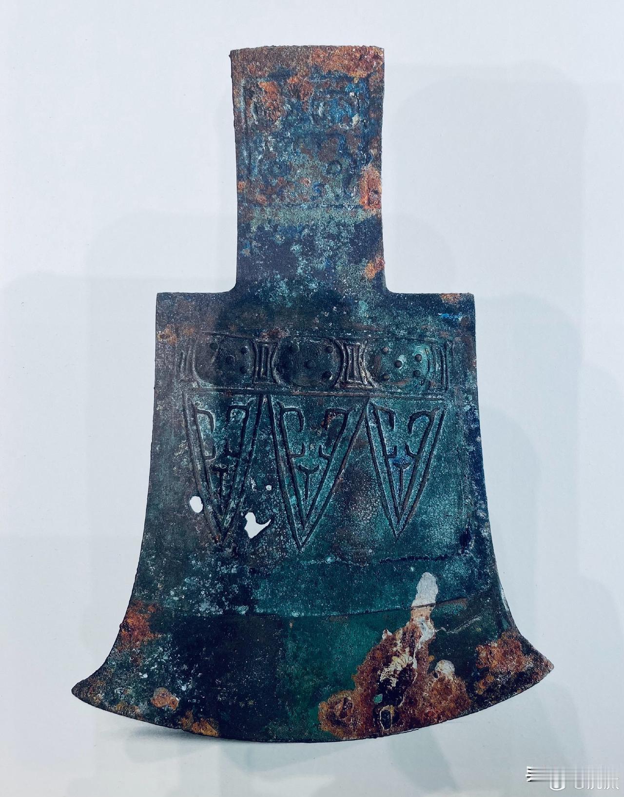 图上两件青铜器，哪个更“重”？

1，青铜钺

2，青铜觚

兵器重395克，酒