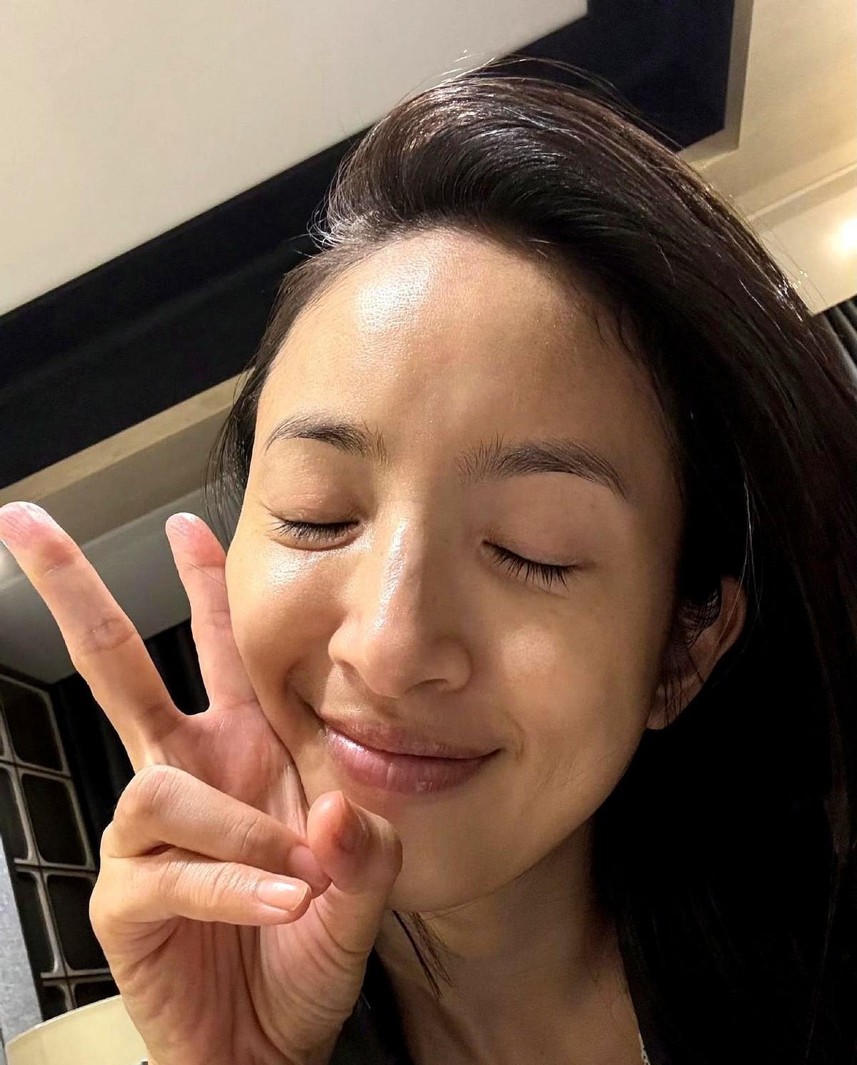 林依晨43岁素颜照刷屏了，没修图，没滤镜，皱纹明明白白挂着。
有人夸她美，有人慌