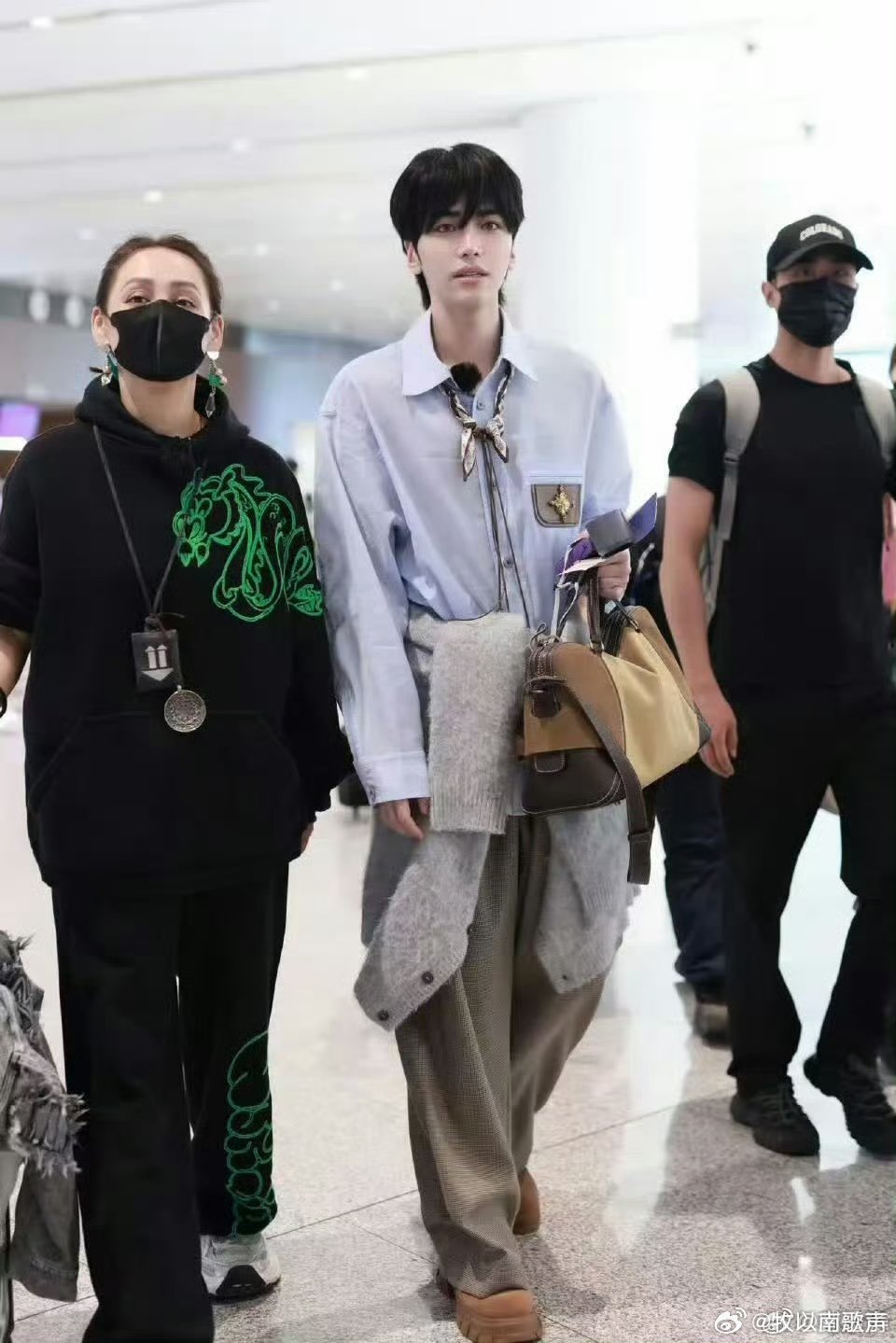 宁静草原额吉即视感宁静这气场太绝了，帮整理衣服都像在进行一场仪式，原造型和她太搭