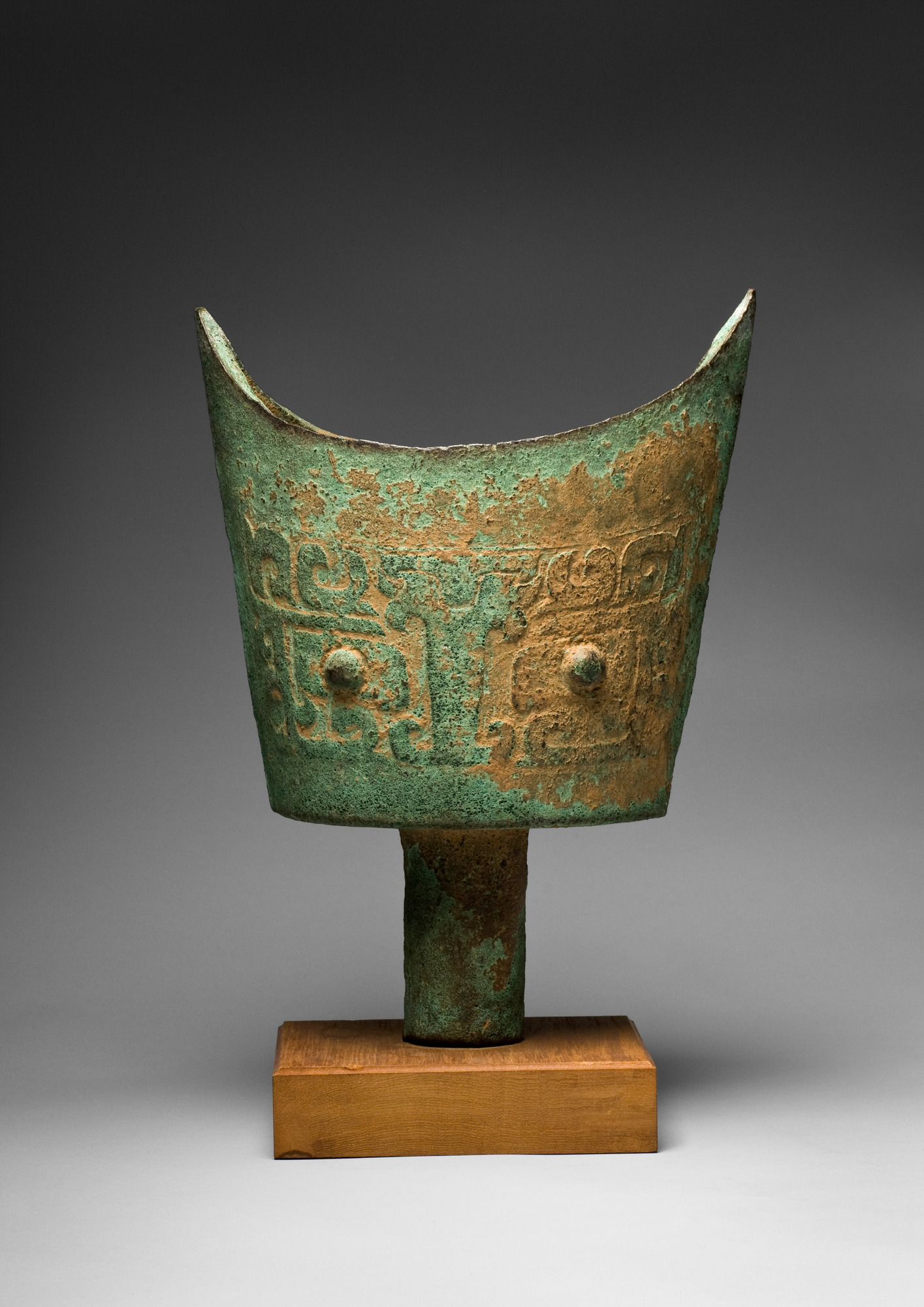 每天一件青铜器 瑞典斯特哥尔摩亚洲艺术馆藏商晚期:兽面纹铙. 高36 cm. 这