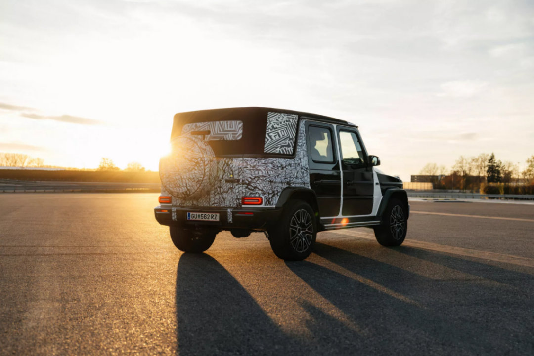 车市热门 奔驰近日正式公布了敞篷G级的谍照，预示着这款经典越野车的敞篷版本即将回