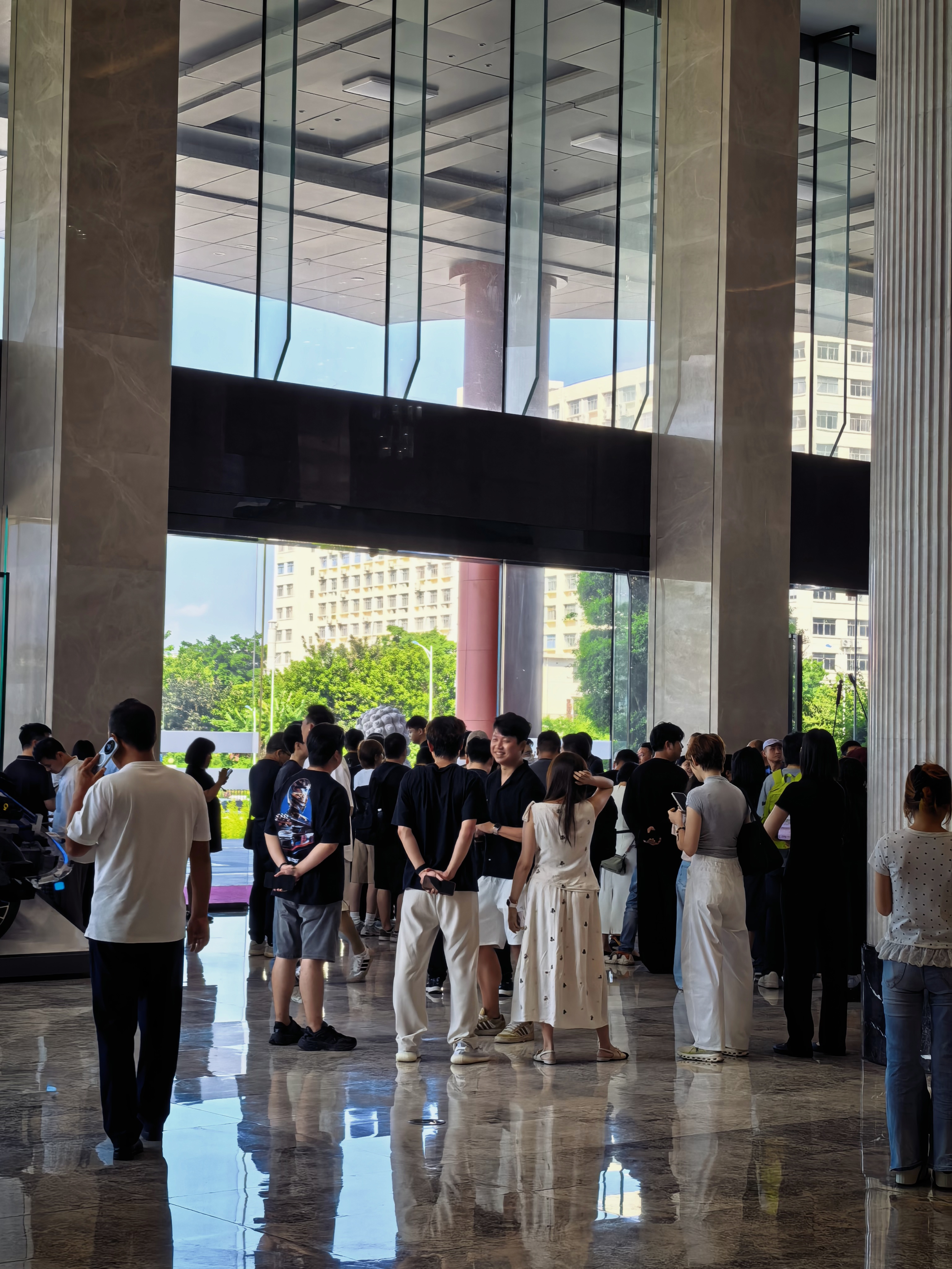 在礼宾楼偶遇到这么多人在门口等着，难道是哪位明星要来了？腾势