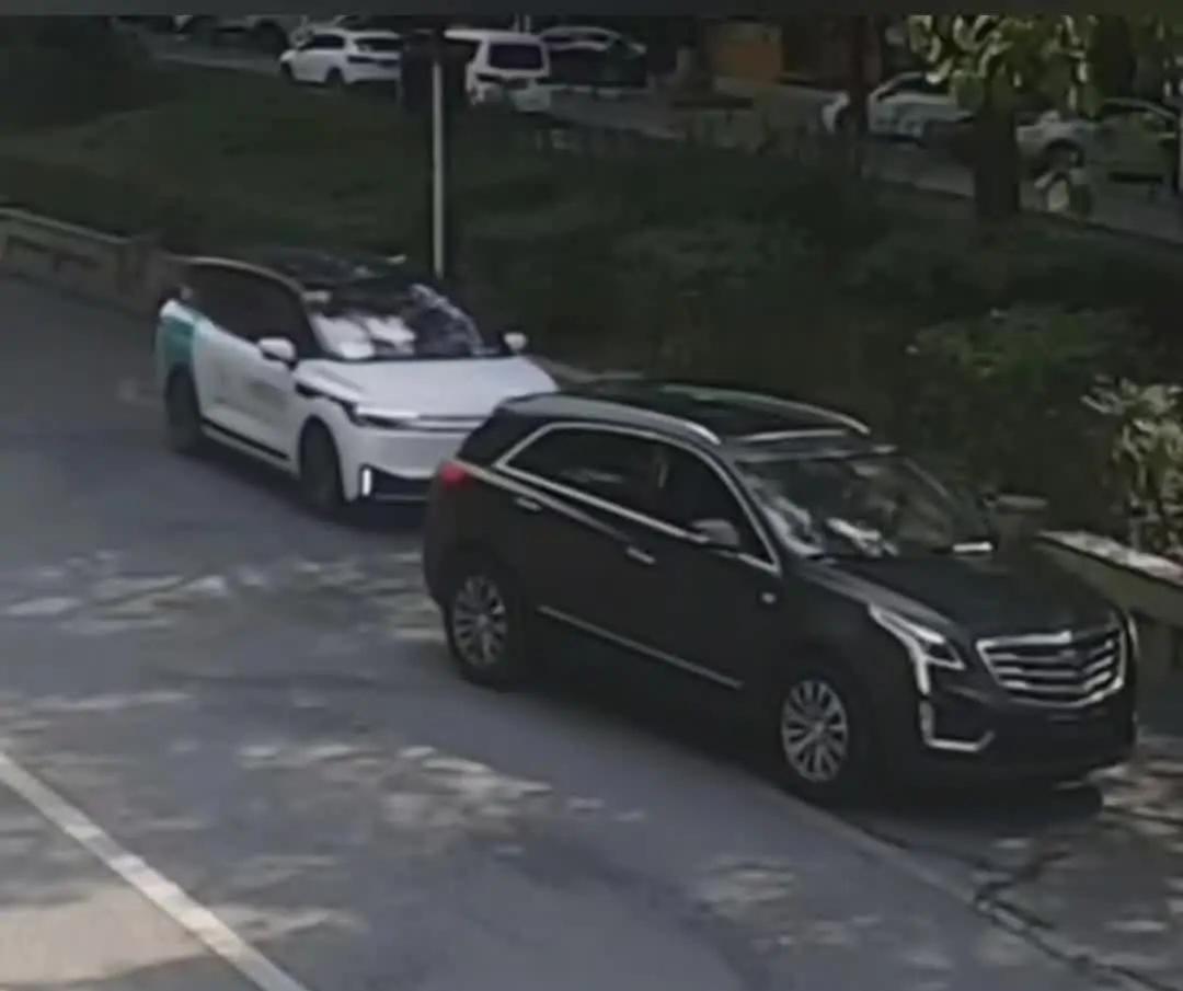 株洲无人驾驶车遭恶意别车！凯迪拉克车主被罚300元、扣10分，孩子受惊大哭引众怒