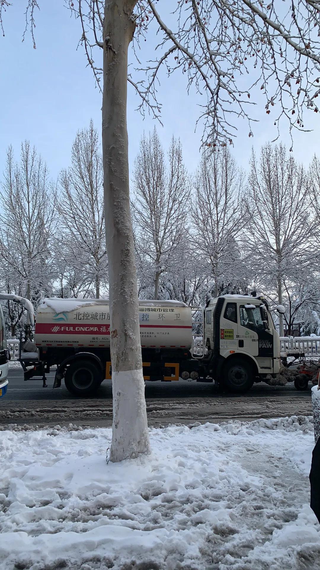 一大早淄博张店的除雪车已经开始工作了，三辆车配合默契，现在张店区主干道上的积雪基