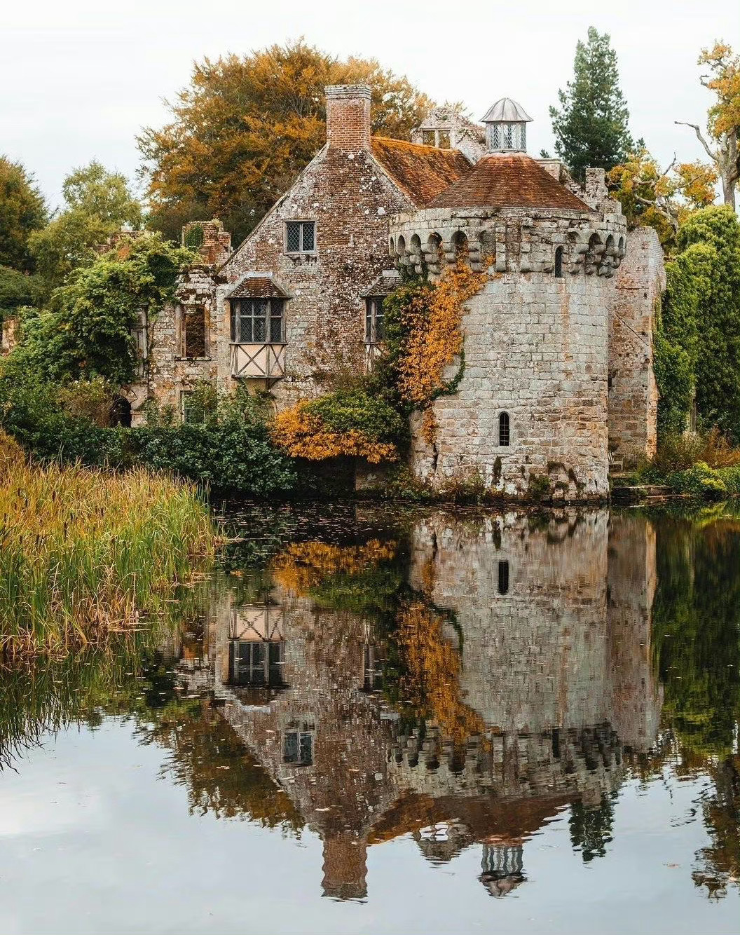 英国肯特郡的斯科特尼城堡（Scotney Castle）始建于中世纪。古堡位于湖