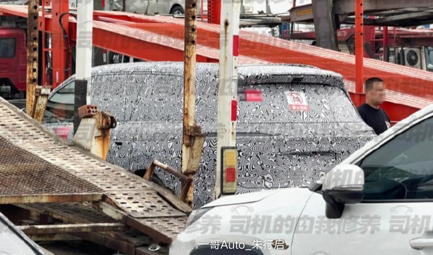 全新问界M9L的伪装车谍照图曝光尾部的设计变化很大整车看起来也要硬朗很多