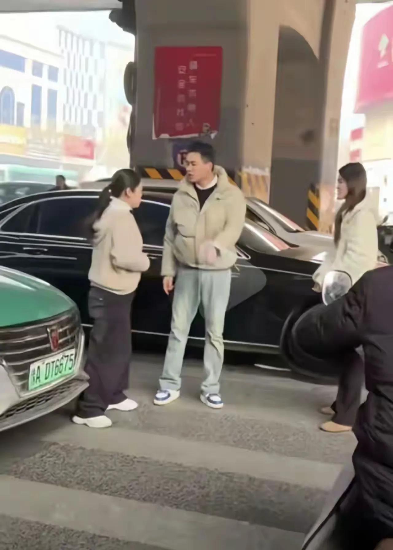 有人说原配不漂亮、没女人味。
可相由心生，原配脸型圆润、踏实朴素，一看就是过日子