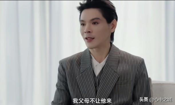 向佐：我结婚时弟弟向佑没来，我父母不让他来。

原来他不是地主家的傻儿子，是有思